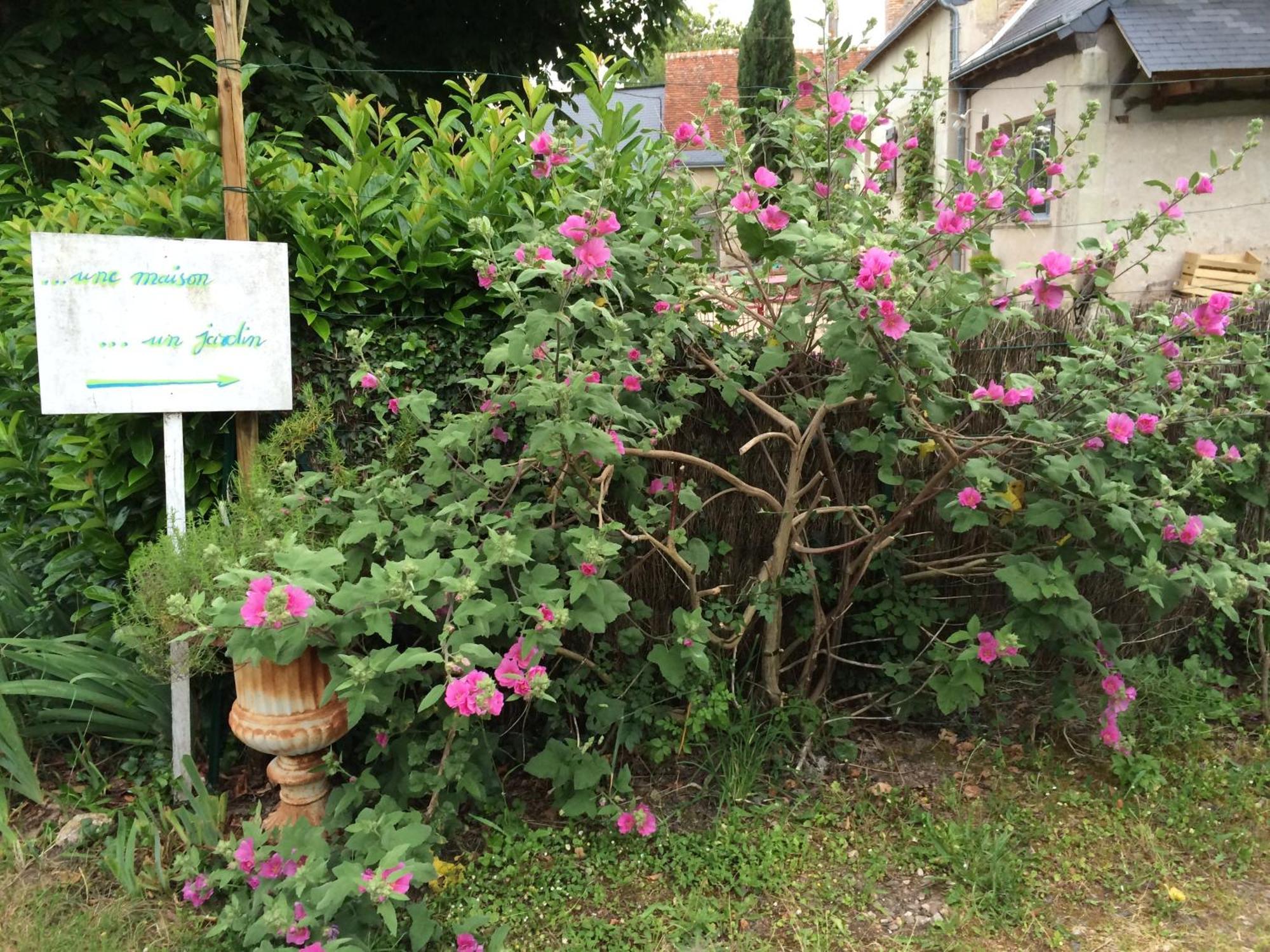 Une Maison, Un Jardin Berthenay Exterior foto
